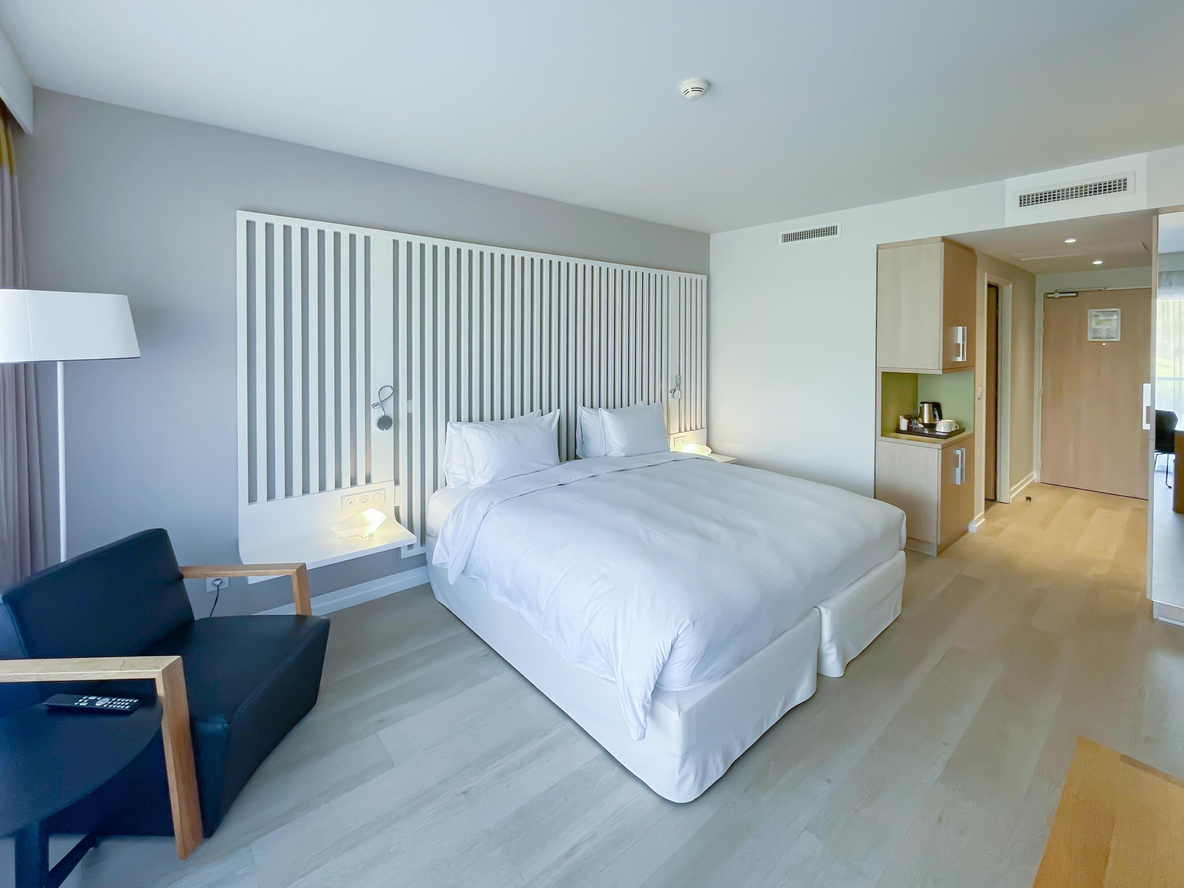 Standard Room, Balcony | Premium bedding, minibar, in-room safe, desk
