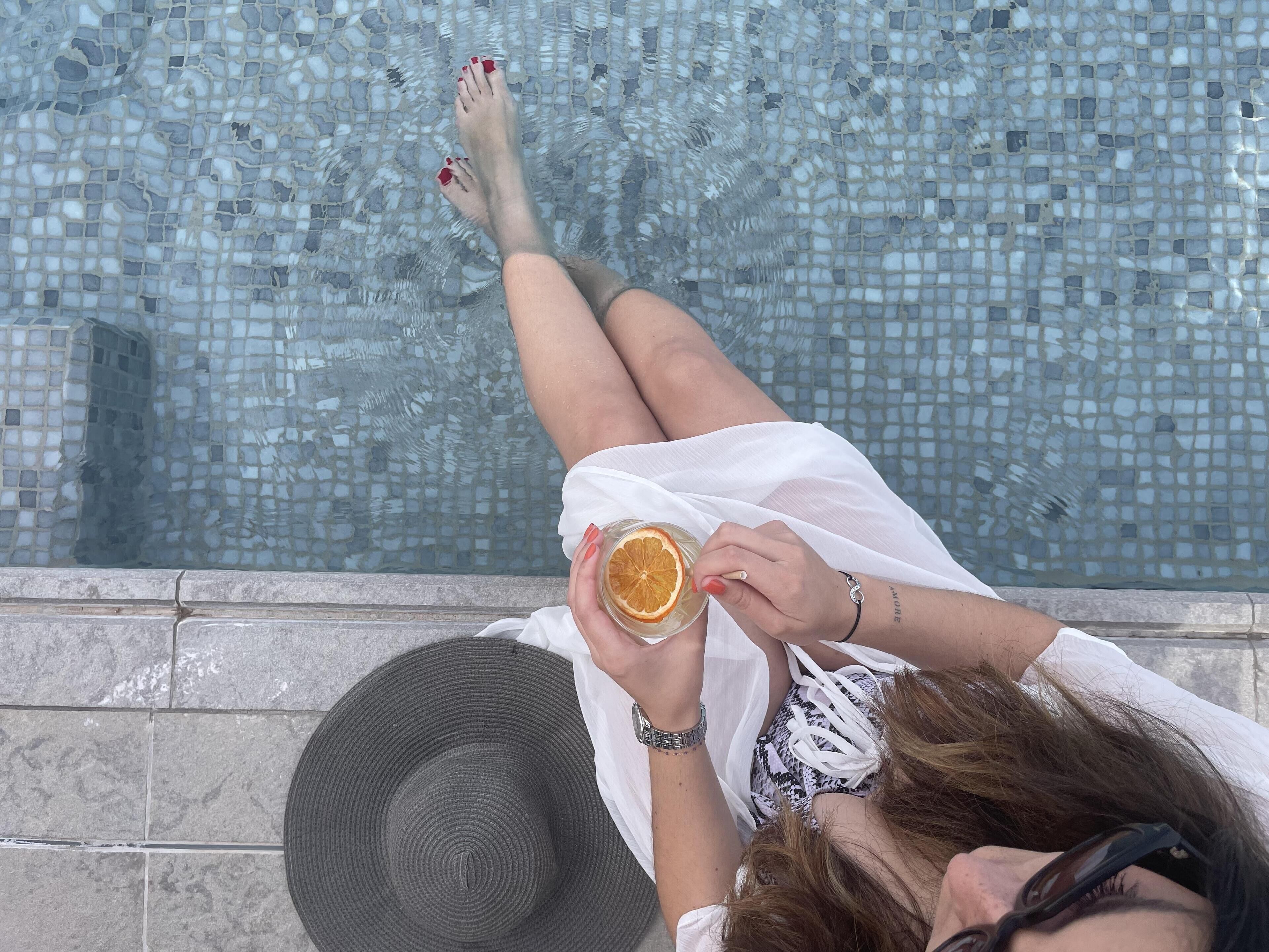 Utomhuspool, parasoller och solstolar