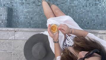 Utomhuspool, parasoller och solstolar