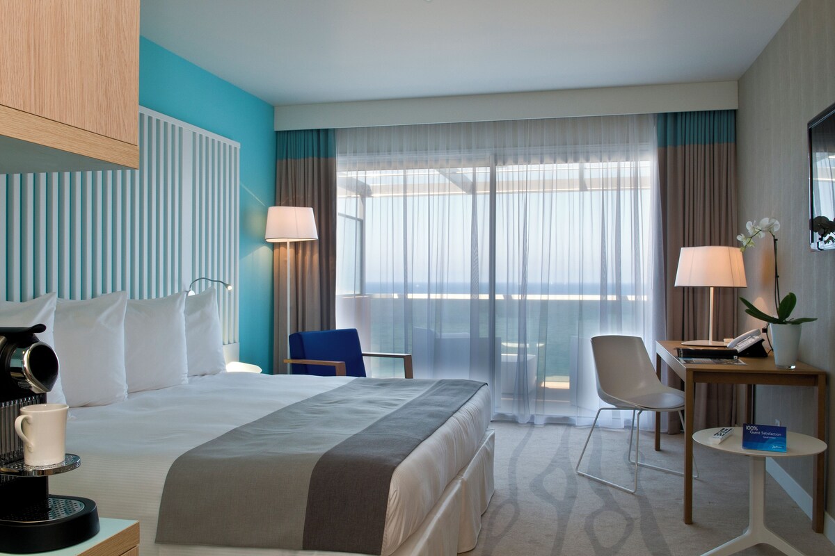 Premium bedding, minibar, in-room safe, desk