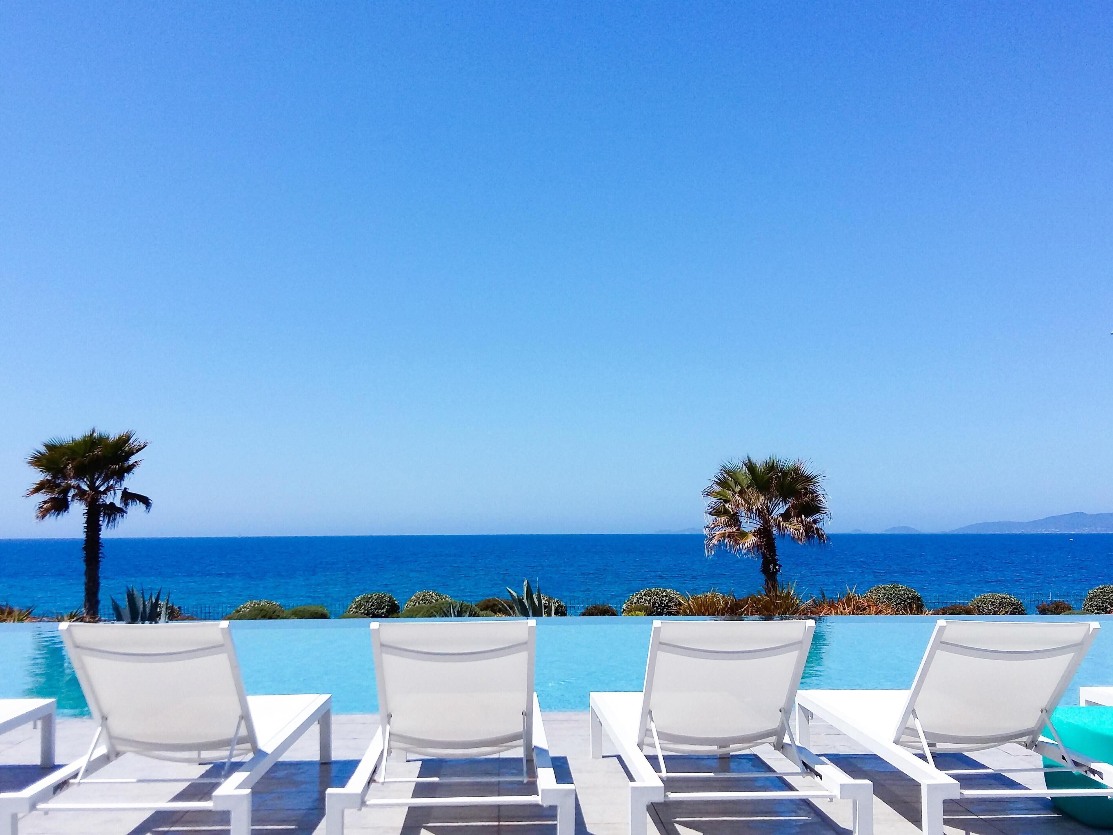 Utendørsbasseng, bassengparasoller og solsenger