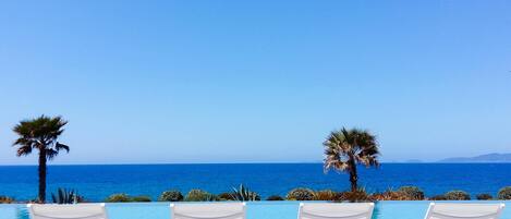 Piscine extérieure, parasols, chaises longues