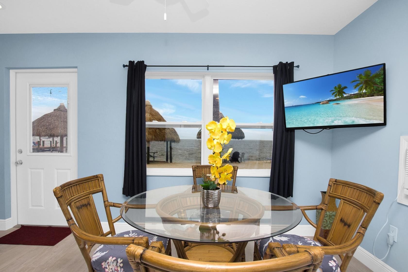 suite 7 not pet-friendly | living area | tv