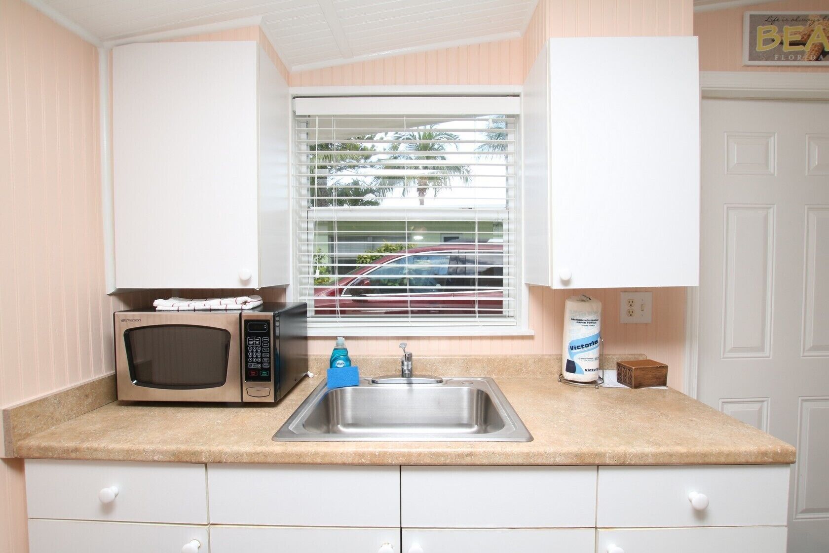 beach cottage | private kitchen | microwave, paper towels