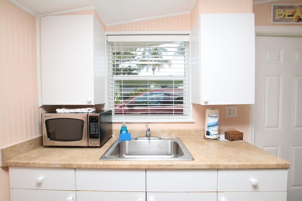 beach cottage | private kitchen | microwave, paper towels