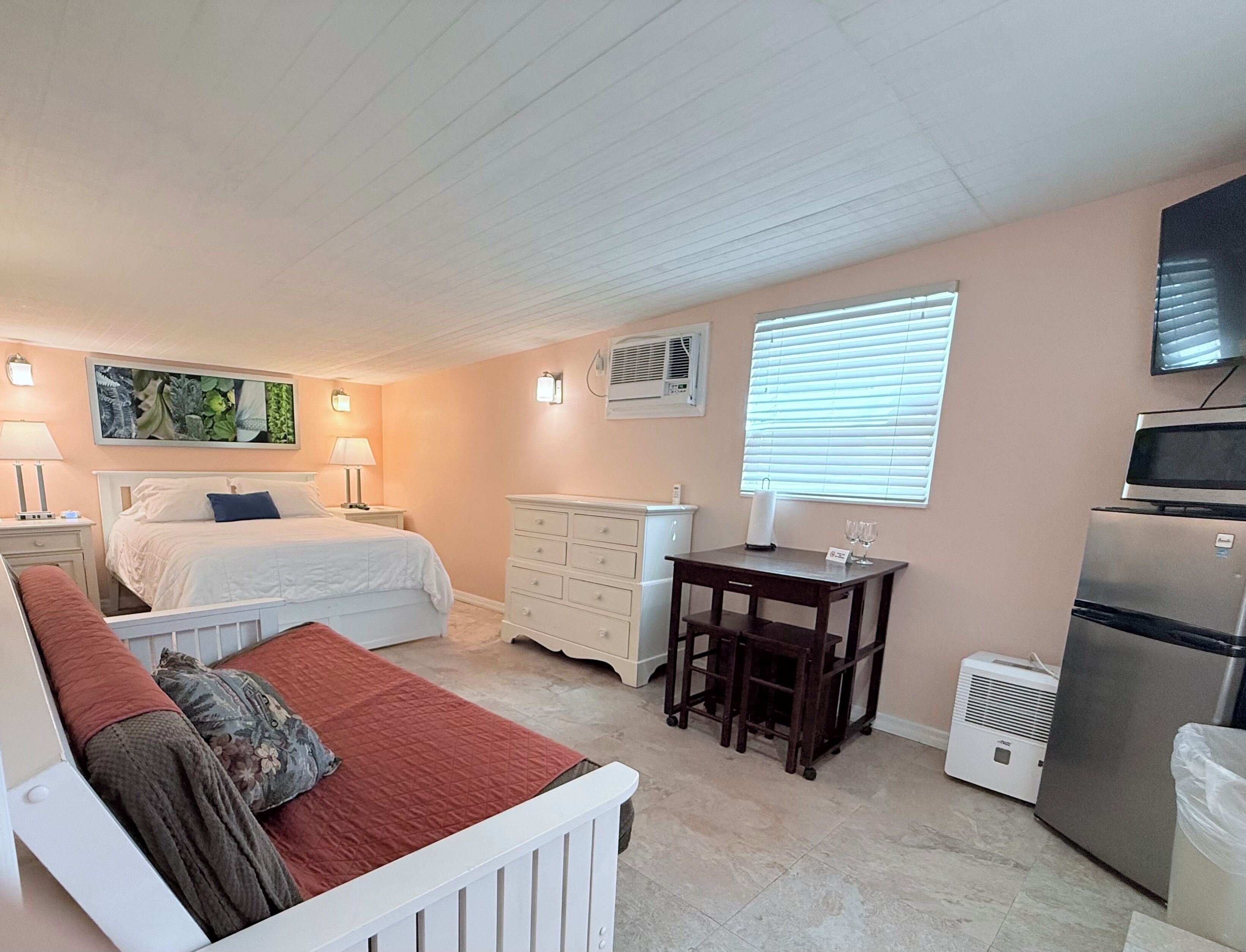 Rom (Bay Side) | Individuelt dekorert, individuelt innredet og blendingsgardiner