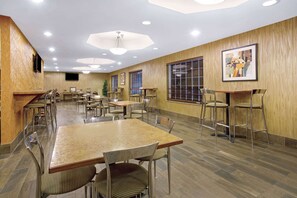 Free daily continental breakfast  - La Quinta Inn & Suites by Wyndham Dickinson (Dickinson)