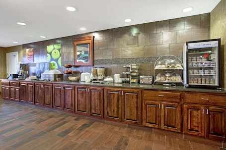 Free daily continental breakfast. La Quinta Inn & Suites by Wyndham Dickinson