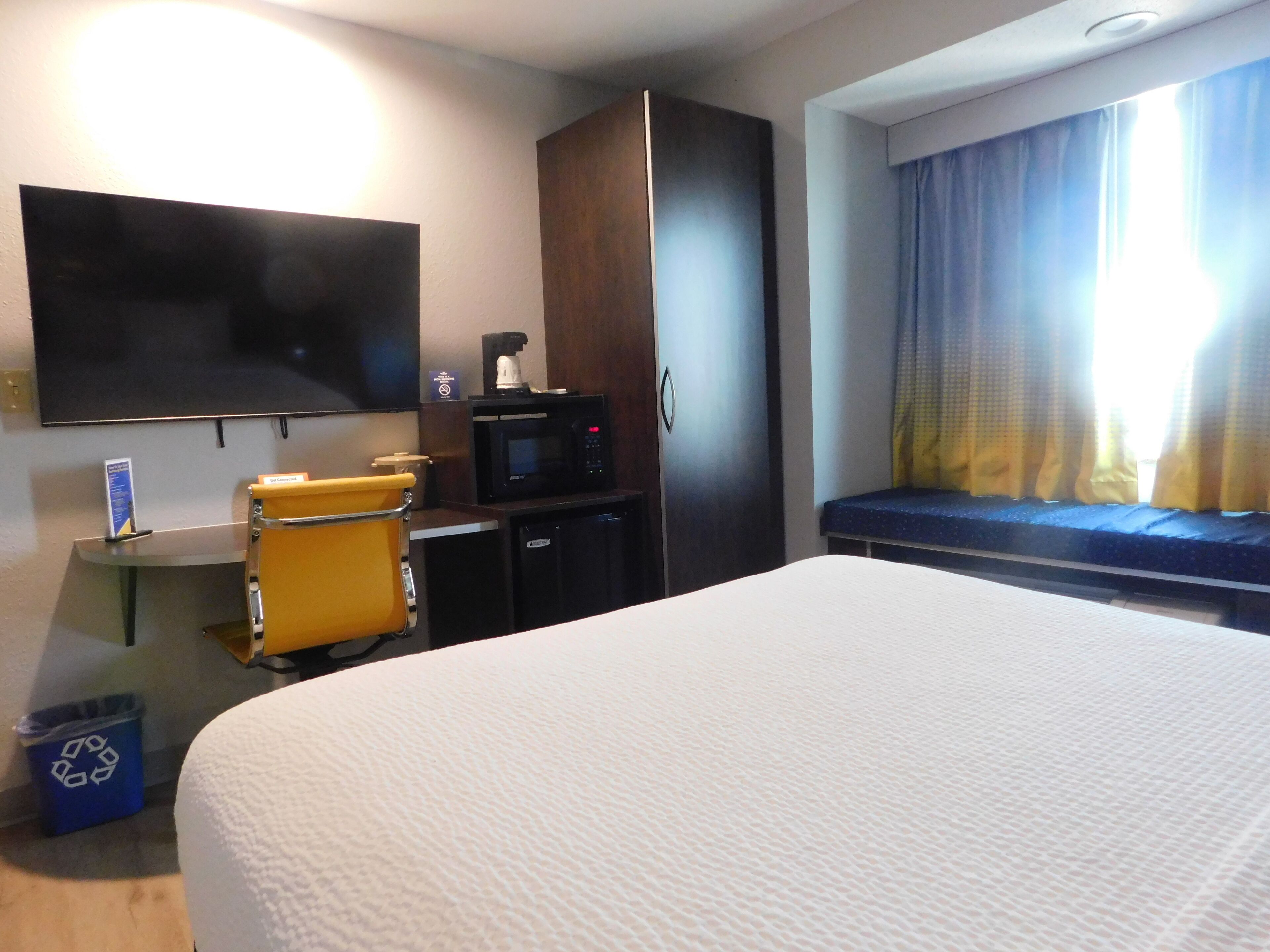 deluxe room, 1 queen bed, non smoking | in-room safe, desk, soundproofing, iron/ironing board