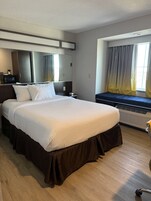 Caja de seguridad en la habitación y escritorio 