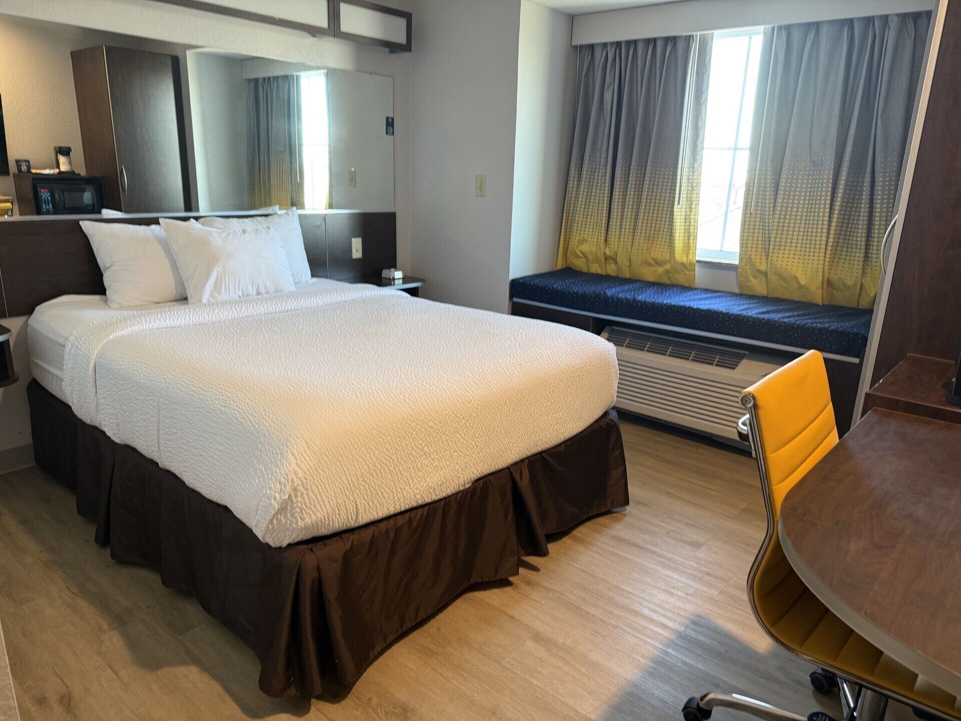 deluxe room, 1 queen bed, non smoking | in-room safe, desk, soundproofing, iron/ironing board