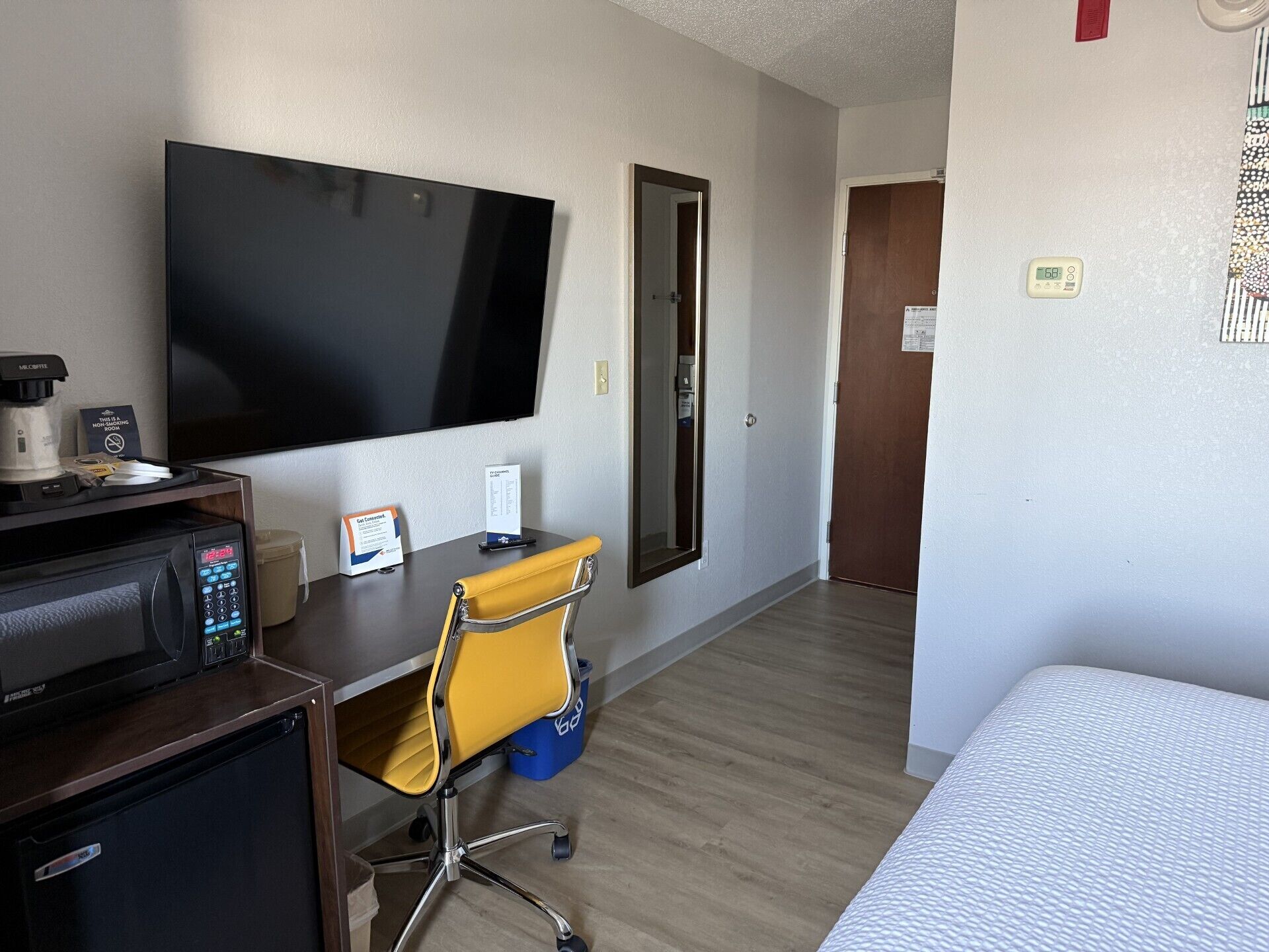 deluxe room, 1 queen bed, non smoking | in-room safe, desk, soundproofing, iron/ironing board