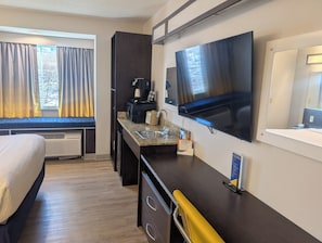Room, 1 Queen Bed, Accessible, Non Smoking (Bathtub w/ Grab Bars) | In-room safe, desk, soundproofing, iron/ironing board - Microtel Inn & Suites by Wyndham Wheeling at Highlands (Triadelphia)