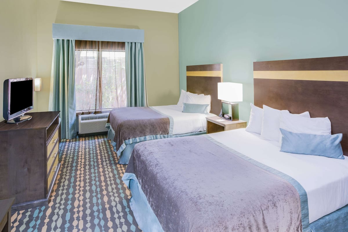 Luxe beddengoed, een kluis op de kamer, een bureau, een laptopwerkplek