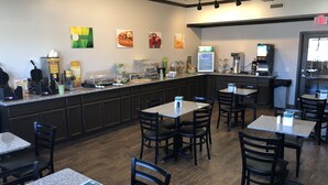 A restaurant with a counter, seating area, and kitchen. - Quality Inn Spanish Fork North (Spanish Fork)