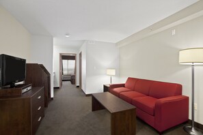 Premium bedding, desk, laptop workspace, iron/ironing board - Super 8 by Wyndham Red Lake ON (Red Lake)