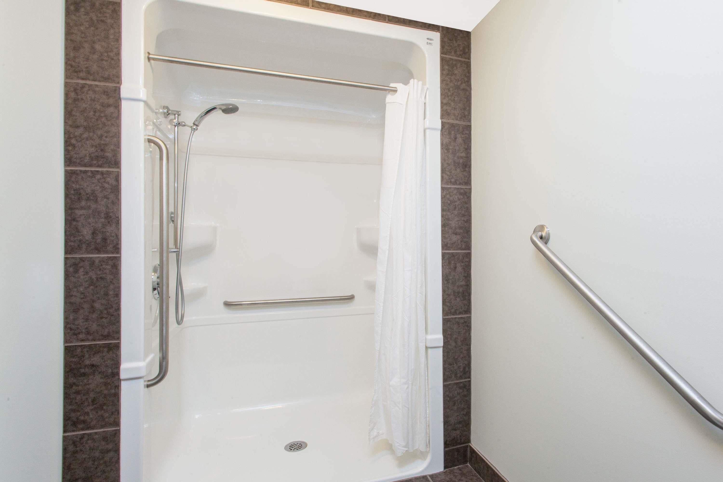 standard room, 1 queen bed, accessible, non smoking | bathroom | combined shower/bathtub, hair dryer, towels