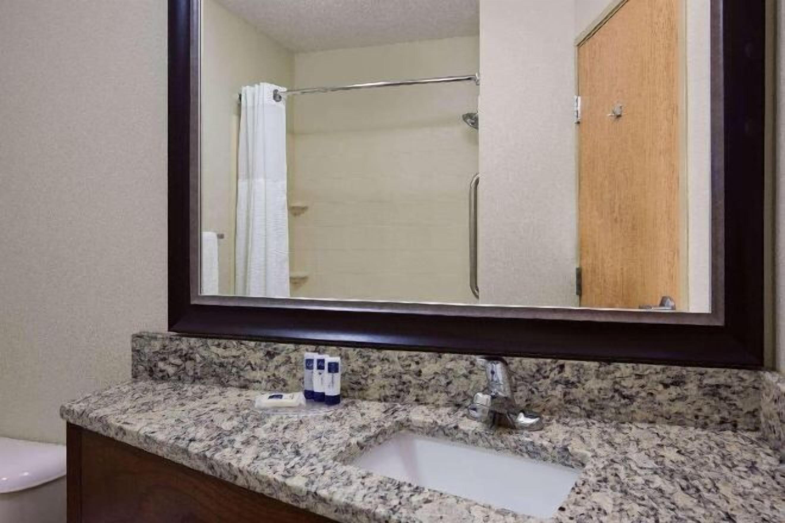 Kombinert dusj/badekar, toalettartikler (inkludert) og hårføner