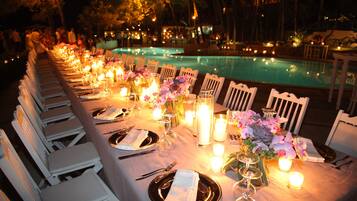 3 restaurants; lunch, dinner and brunch served