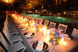3 restaurants; lunch, dinner and brunch served 