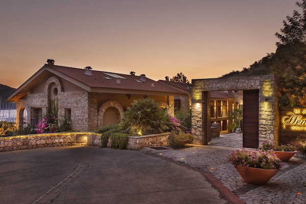 A szálláshely homlokzata – este/éjszaka