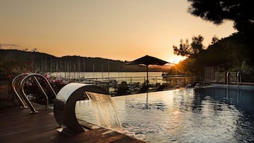 Outdoor pool, pool umbrellas, sun loungers