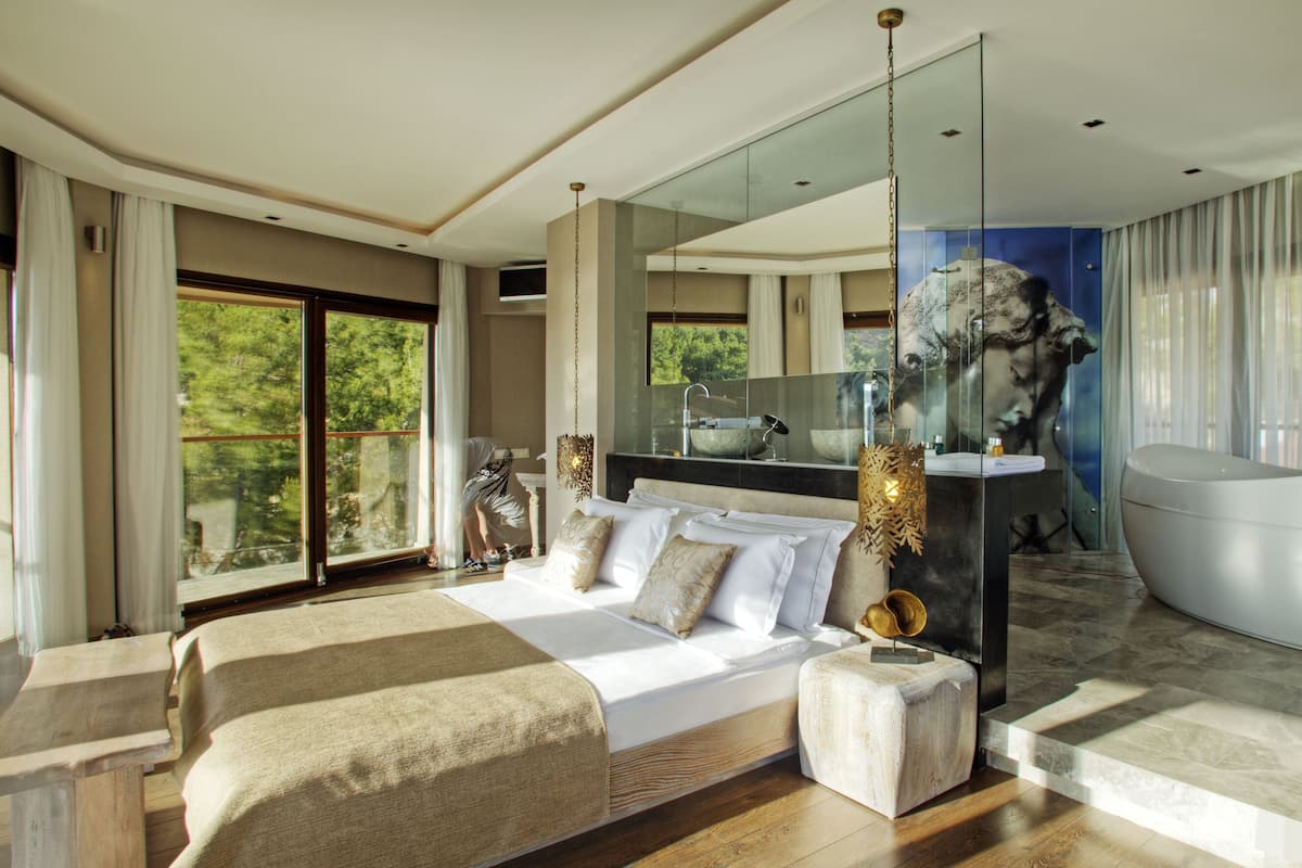 Premium bedding, minibar, in-room safe, soundproofing