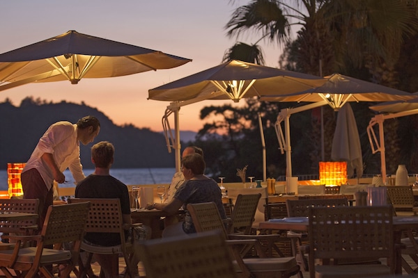 3 restaurants, lunch, dinner, brunch served; international cuisine