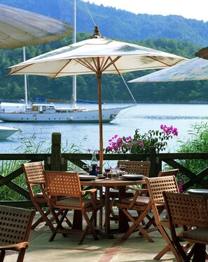 3 restaurants, lunch, dinner, brunch served; international cuisine 