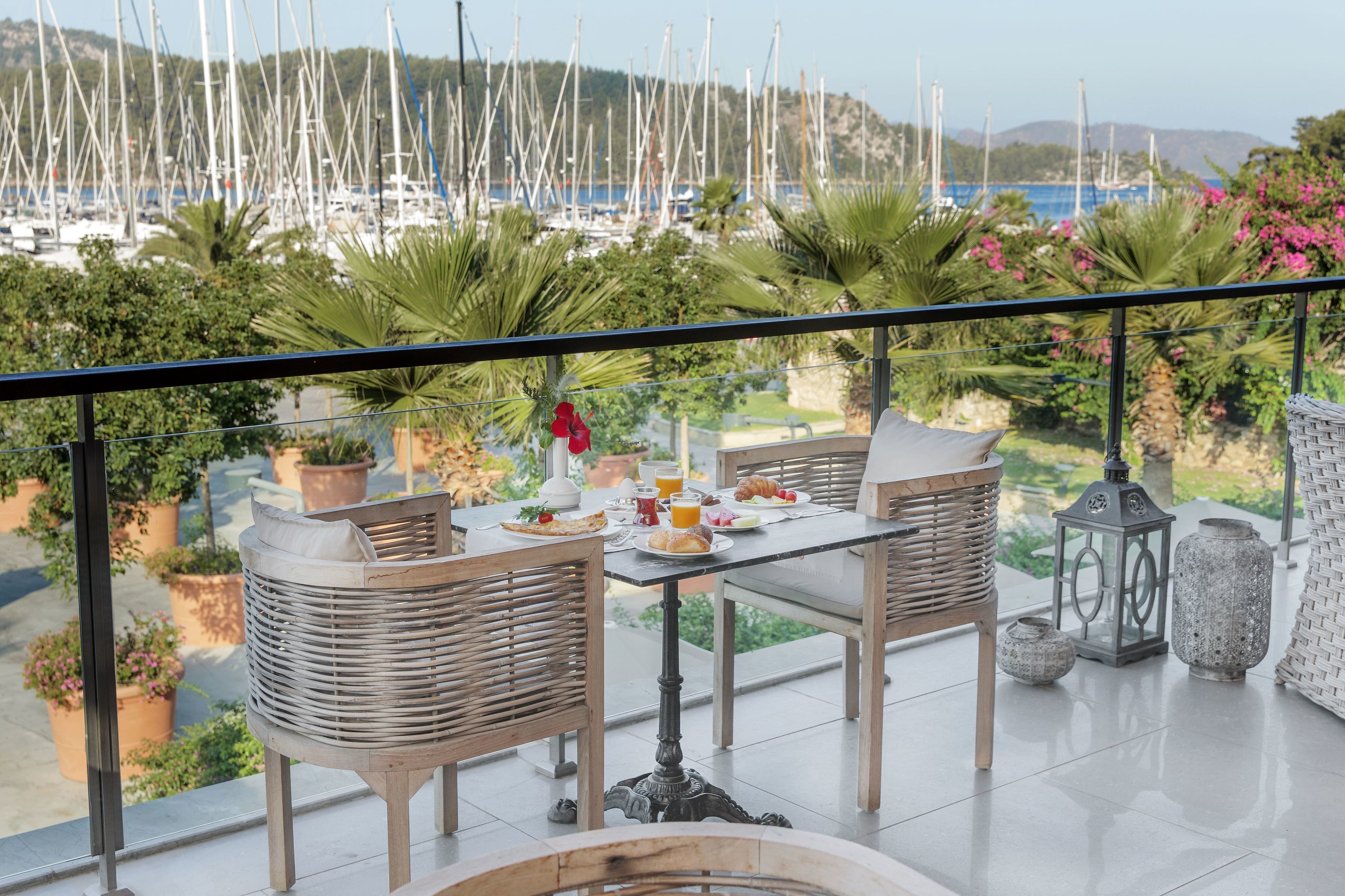 3 restaurants, lunch, dinner, brunch served; international cuisine