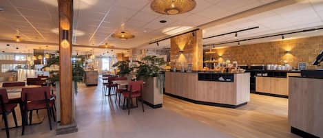 Petit déjeuner, déjeuner et dßner servis sur place, vue sur le jardin