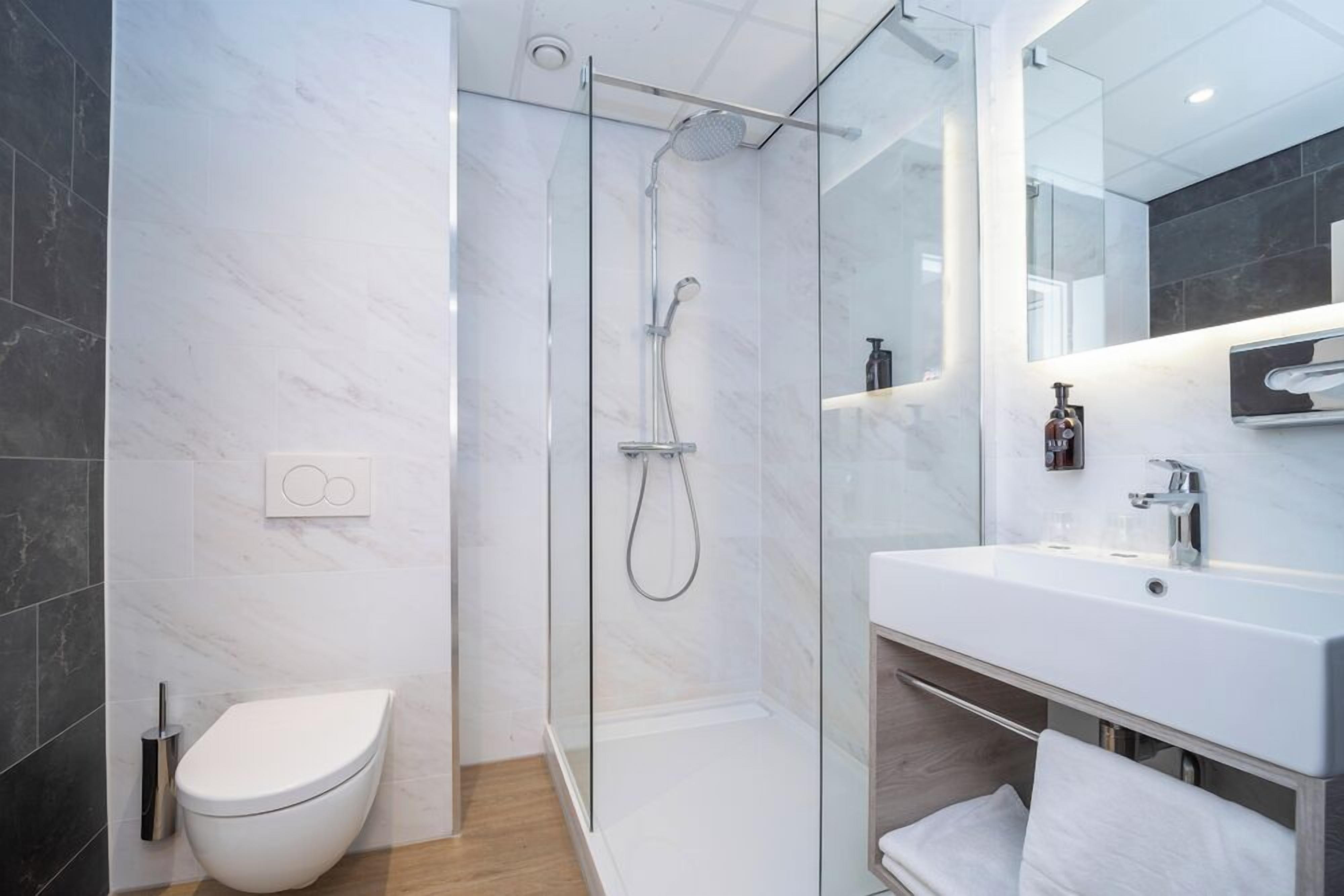 Deluxe tweepersoonskamer, terras (shower) | Badkamer | Milieuvriendelijke toiletartikelen, een haardroger, handdoeken