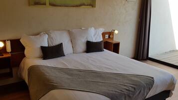 Comfort Suite, Jetted Tub | Premium bedding, pillow-top beds, minibar, in-room safe