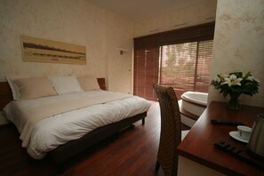 Premium bedding, pillowtop beds, minibar, in-room safe - Ile du Gua Suites (Narbonne)