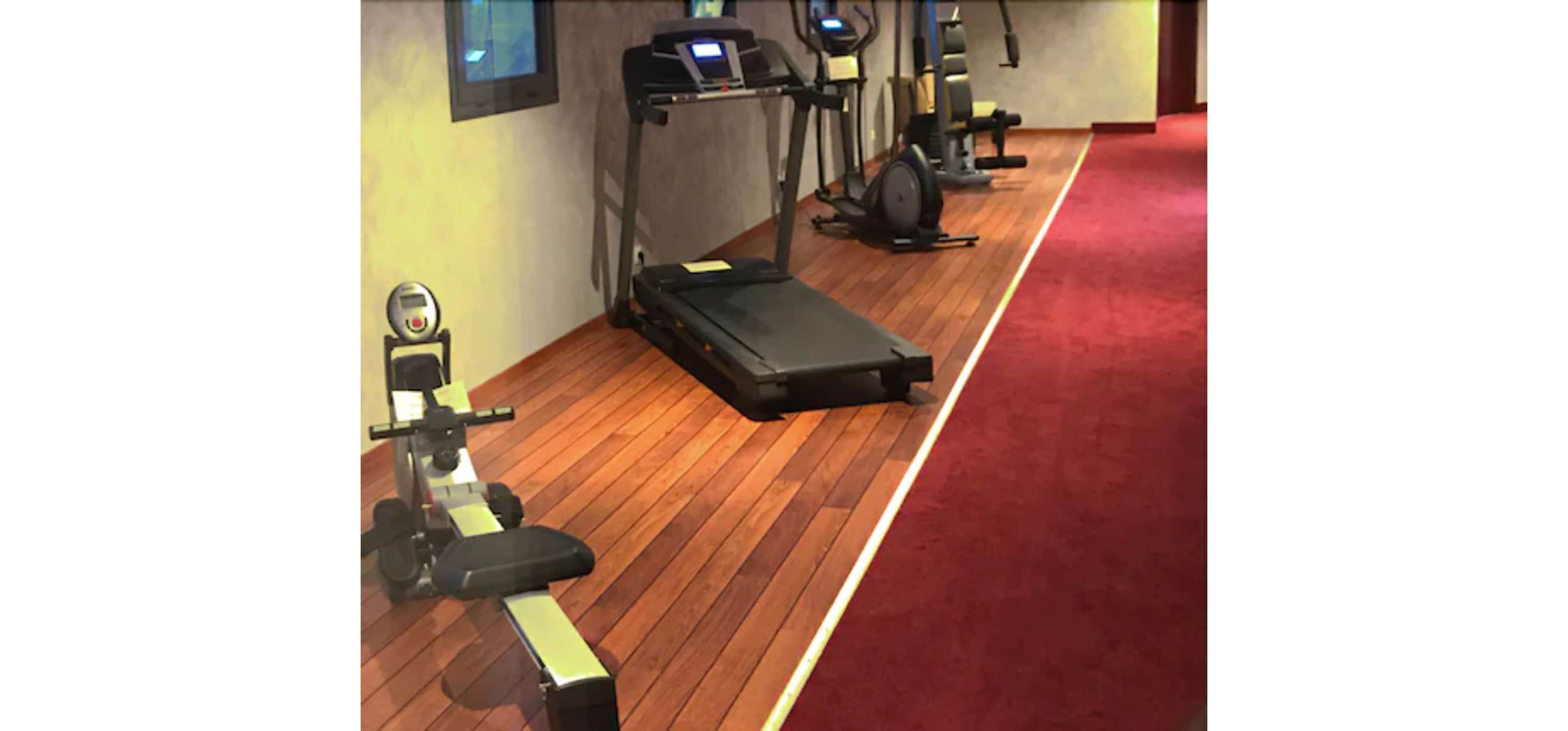 Ein Fitnessstudio mit Laufbändern, Ergometer und Krafttrainingsgeräten.