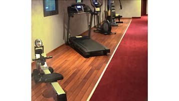 Ein Fitnessstudio mit Laufbändern, Ergometer und Krafttrainingsgeräten.