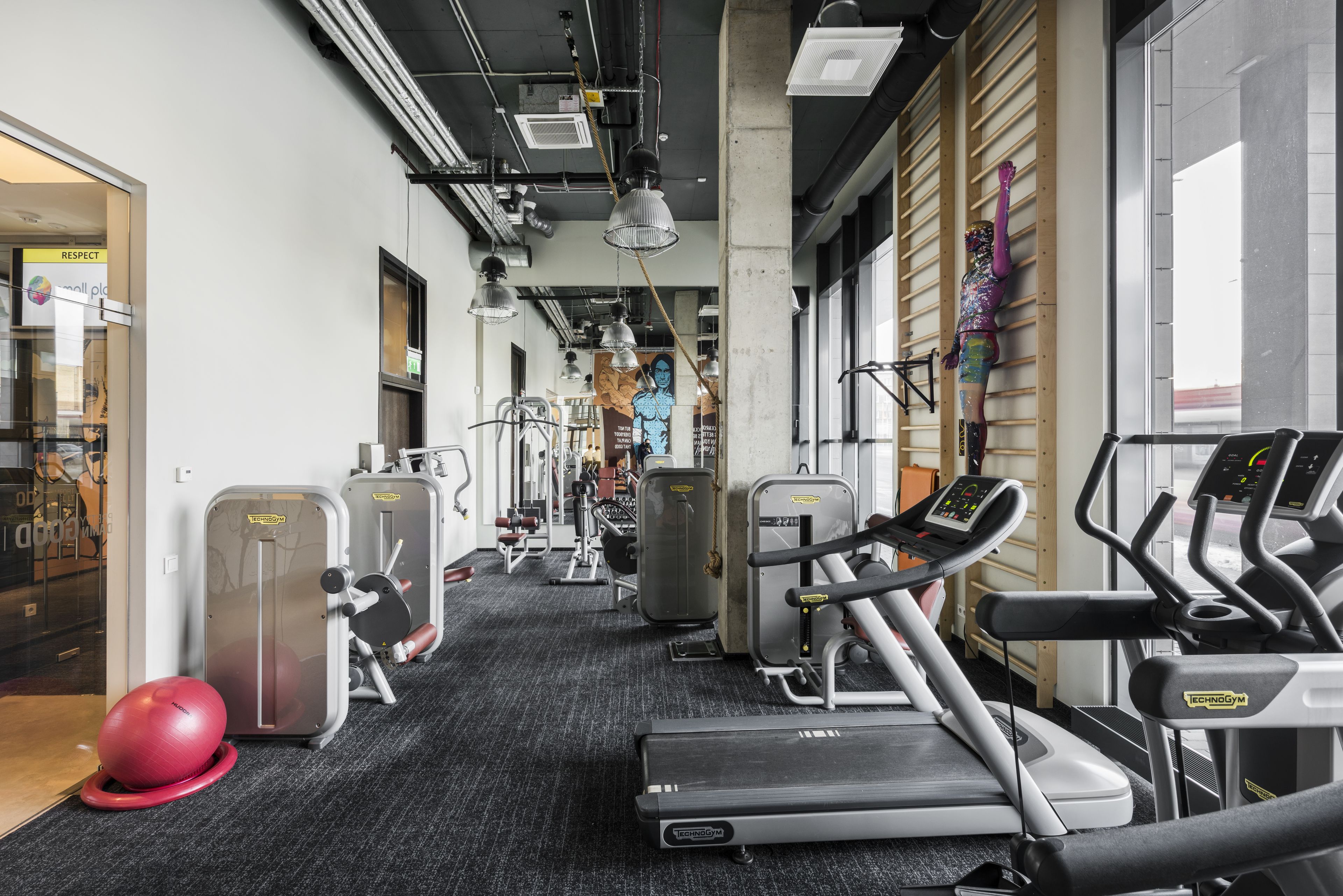 Una palestra con tapis roulant, ellittiche e macchinari per pesi.