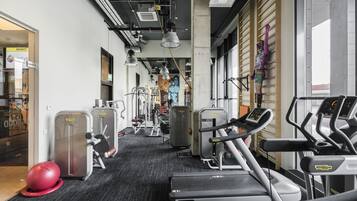 Una palestra con tapis roulant, ellittiche e macchinari per pesi.