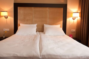 Suíte exclusiva, 1 quarto, para não fumantes | 1 quarto, escrivaninha, quartos à prova de som