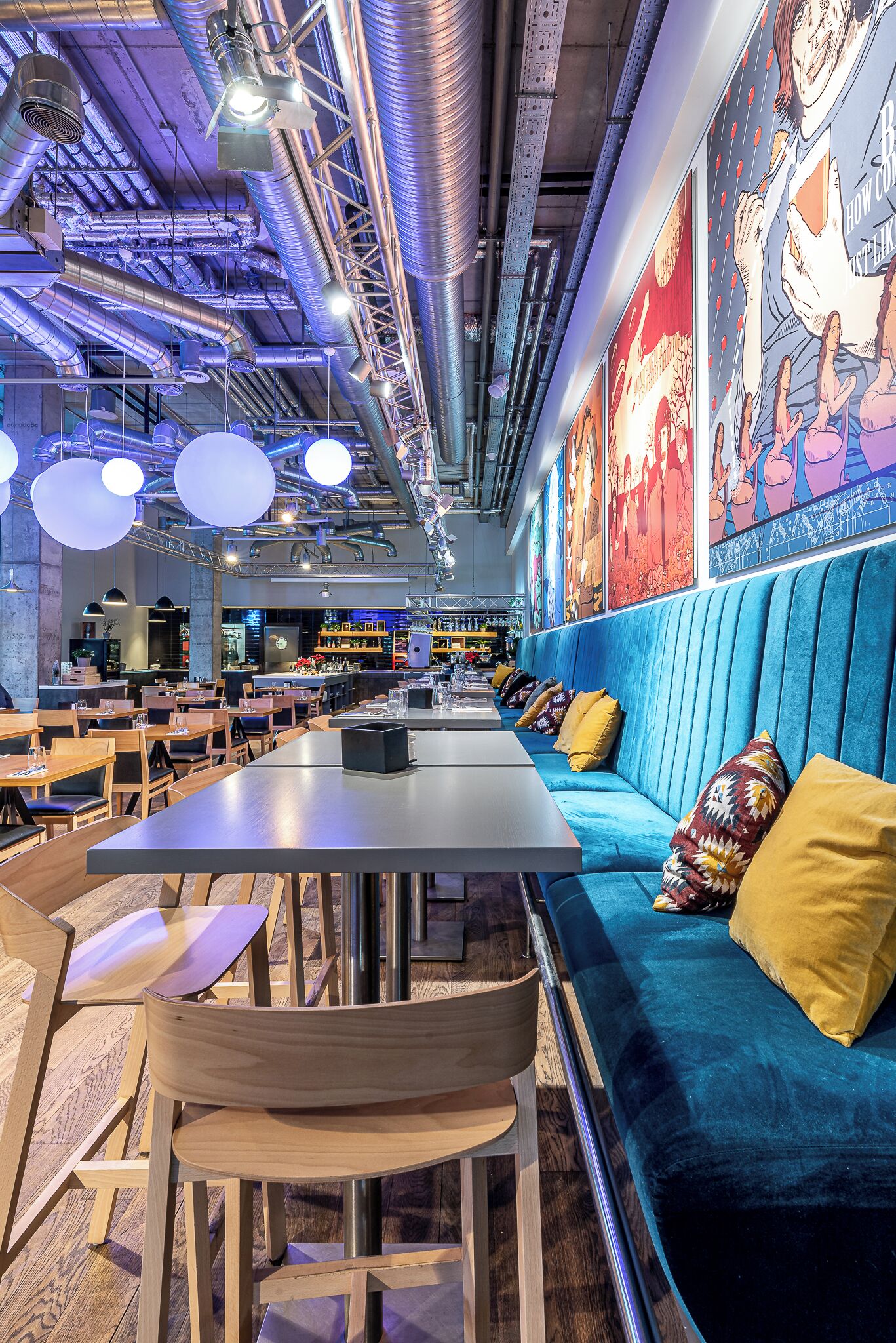 breakfast, lunch, dinner served; international cuisine