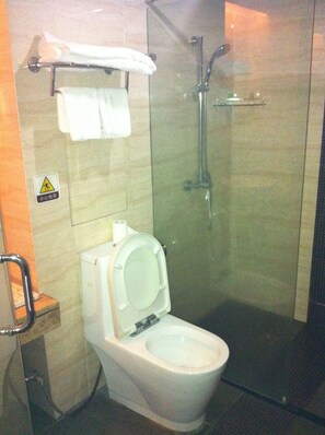 Regadera, amenidades de baño gratuitas, secadora de cabello, pantuflas 