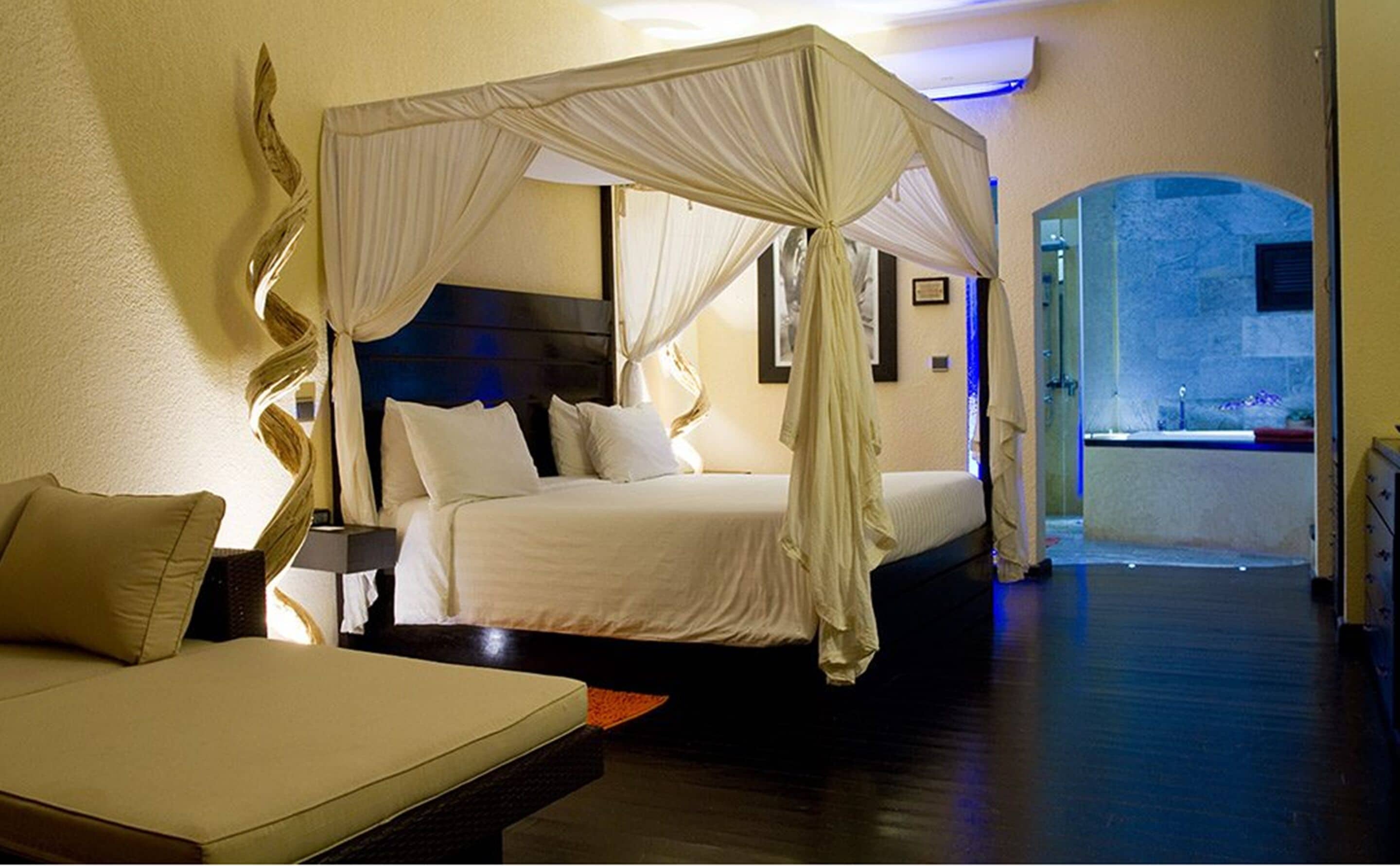 deluxe suite | minibar, in-room safe, laptop workspace, iron/ironing board