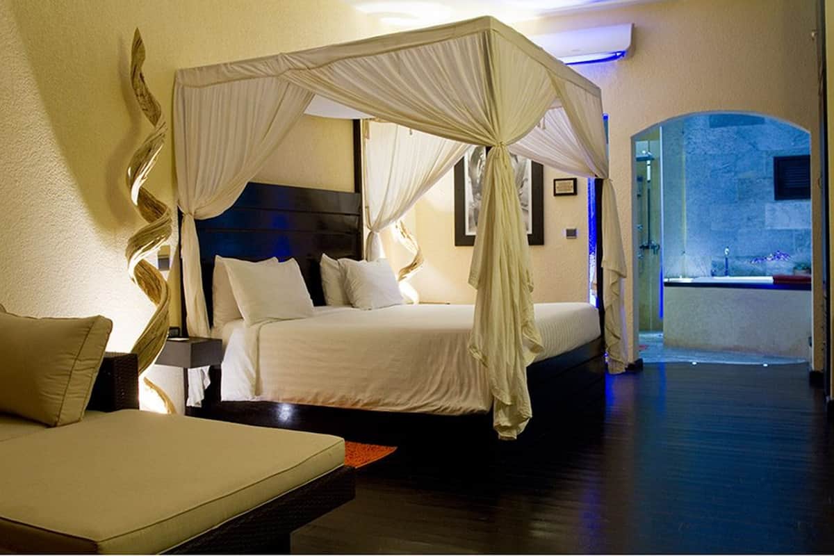 deluxe suite | minibar, in-room safe, laptop workspace, iron/ironing board