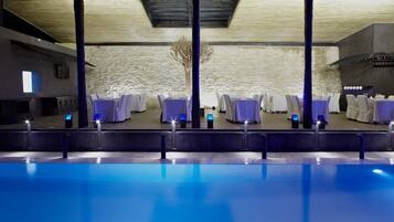 2 restaurants servant le déjeuner, le dîner et le souper