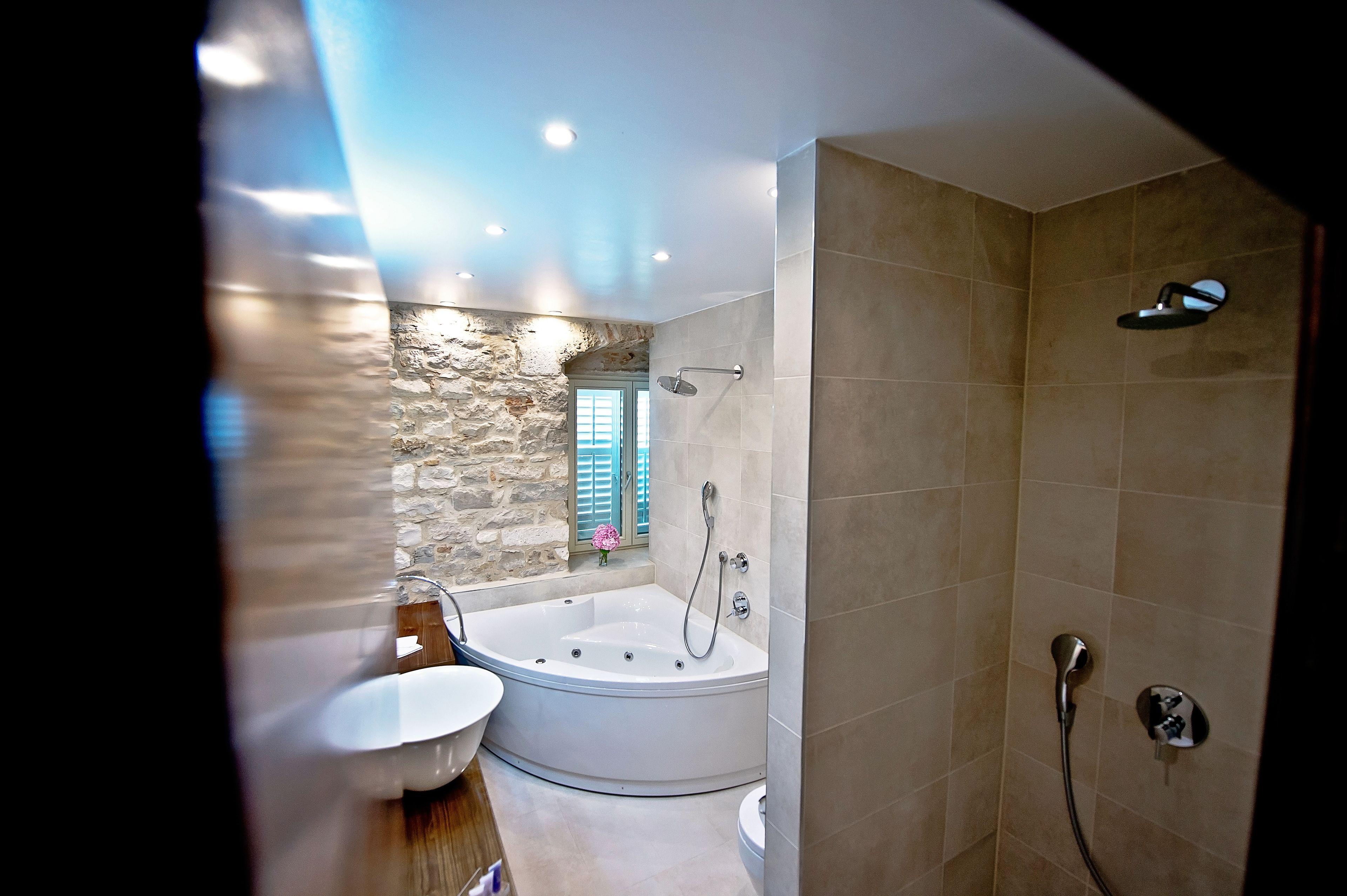 jetted bath, free toiletries, hair dryer, towels