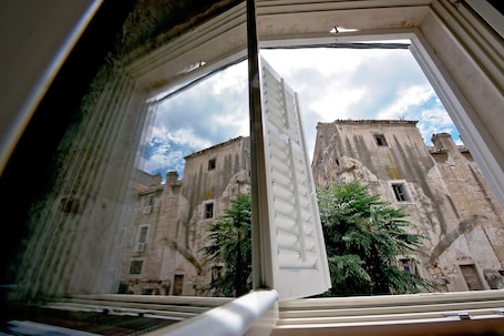 Hypo-allergenic bedding, Select Comfort beds, minibar, in-room safe