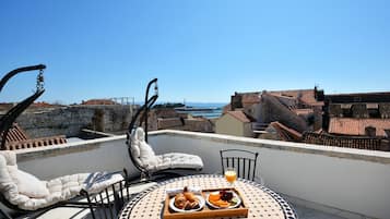 Habitación doble Deluxe, vista al mar | Terraza o patio