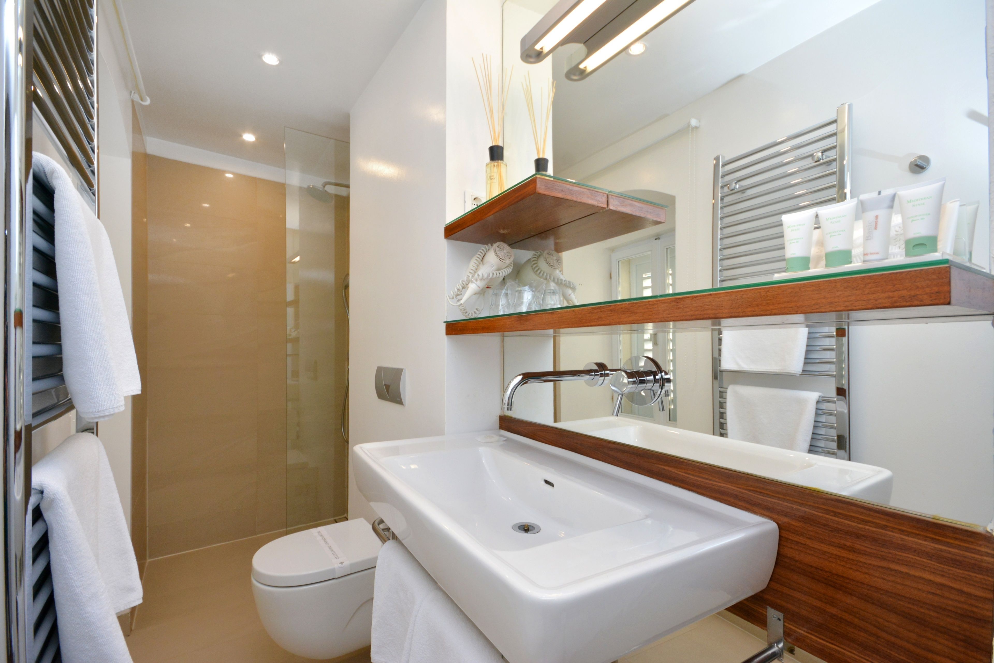 jetted bath, free toiletries, hair dryer, towels