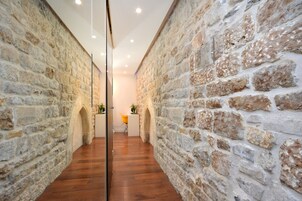 Ropa de cama hipoalergénica, colchones Select Comfort y minibar