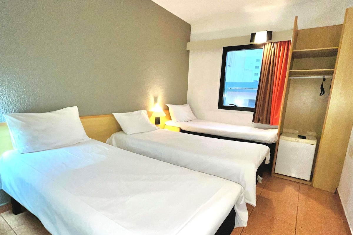 Standard-Zweibettzimmer, 3 Einzelbetten | Minibar, Verdunkelungsvorhänge, kostenloses WLAN, Bettwäsche